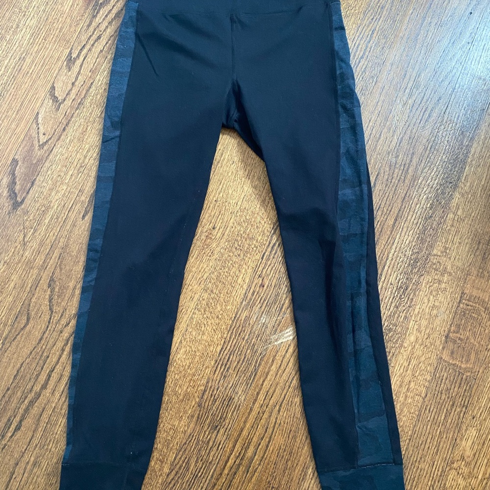 Vuori Black Leggings with Dark Camo Side Pannels